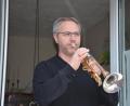 Bild: jr
Auch Armin Scharnagl, Leiter der Konnersreuther Blaskapelle, spielte am Sonntag Beethovens „Ode an die Freude“ aus dem Fenster seines Wohnhauses.
