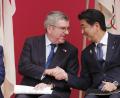 Bild: Koji Sasahara
IOC-Präsident Thomas Bach (l) und Japans Ministerpräsident Shinzo Abe wollen über eine mögliche Verschiebung der Olympischen Spiele sprechen. Foto: Koji Sasahara/AP/dpa