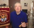 Bild: Hirsch
Stolz zeigt Vorsitzender Georg Hottner die Standarte der Bürgergesellschaft Wanderer und den Zinnpokal, in den die Namen der Gründungsmitglieder eingraviert sind.