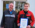 Bild: do
Nach der Auszeichnung als Schulbester der Europa-Berufsschule Weiden im Ausbildungsberuf des Kfz-Mechatronikers freut sich Matthias Diepold mit seinem Vater und Lehrherrn Andreas Diepold über die Ehrung der Kfz-Innung Regensburg. Wegen der Corona-Krise gibt es keinen Festakt in der Bezirkshauptstadt. Stattdessen dürften die Firmenchefs die Urkunden überreichen.