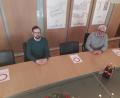 Bild: exb/Peter Forster
Wahlbesprechung mit Abstandshaltern im Neustädter Rathaus. Von rechts: Wahlleiter und Bürgermeister Rupert Troppmann spricht mit Christian Schell, der als Beisitzer und Schriftführer im Wahlausschuss fungiert.