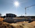 Bild: Stephan Huber
Nicht nur am Montag herrschte strahlender Sonnenschein auf der Baustelle des künftigen Senioren-Wohnparks neben dem Kümmersbrucker Rathaus (in Hintergrund): Auch in den zurückliegenden milden Wintermonaten konnte hier praktisch durchgearbeitet werden.