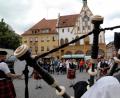 Bild: Petra Hartl
Pipe-Major Neil Gillies und seine Rothesay and District Pipeband aus dem schottischen Landkreis-Partner-District Argyll and Bute spielen bei einem Besuch in Amberg ein Ständchen. Das war noch in einer Zeit vor der Coronakrise. Diese hat mittlerweile auch das Vereinigte Königreich fest im Griff, wie Harald Herrle, ehemaliger Wirtschaftsförderer des Landkreises, berichtet.