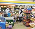 Bild: Prause/exb
Edeka Prause in Plößberg bietet der Kundschaft schon jahrelang einen Lieferservice für Einkäufe an. Allerdings bemerken Maria (links) und Tochter Sylvia Prause (rechts) einen Anstieg der Bestellungen in der aktuellen Krisenzeit. Die Bestellungen packen sie ausgerüstet mit Mundschutz und Einweghandschuhen zusammen. Auch Nachwuchs Fabio Prause packt mit an.