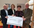 Bild: exb
Annette Karl (Zweite von links) übergibt die Spende an Spendenübergabe an Fördervereinsvorsitzende Waltraud Koller-Girke (daneben) und deren Stellvertreter Bernhard Steghöfer (links) und Ehrenfried Lachmann.