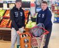 Bild: hai
Gefragt sind Patrick Pfau und Patrick Sendelweck (von links) vor allem bei Getränken, frischen Backwaren und Obst und Gemüse.