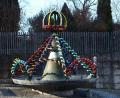 Bild: abu
Der bunt geschmückte Osterbrunnen am Fuße des Annabergs ist ein toller Blickfang und ein Lichtblick in der Coronakrise.