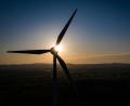 Bild: Swen Pförtner/dpa
Die Sonne geht hinter einer Windkraftanlage unter.