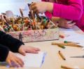 Symbolbild: Jens Büttner/dpa
Ran an die Stifte: Beim Kreativwettbewerb dürfen die Kinder und Jugendlichen auch Bilder malen.