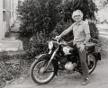 Archivbild: exb/Herzog
Indien 1987: Für das Motorradfahren hatte Pater Georg Raiml eine besondere Vorliebe. Wo immer er eine Maschine haben konnte, nutzte er diese.
