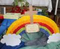 Bild: soj
„Gottes Liebe ist wie ein bunter Regenbogen“ steht auf einem Regenbogen am Altar in der Pfarrkirche.