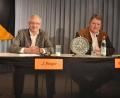 Archivbild: lue
Bei der Podiumsdiskussion Ende Januar saßen die beiden Bürgermeisterkandidaten Johannes Reger (CSU) und Bernhard Schmidt (Freie Wähler) noch nebeneinander. Die Auszählung der Stichwahl verfolgten sie jedoch getrennt. Reger musste das Bett hüten und erfuhr daher zu Hause von seinem Sieg.