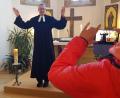 Bild: exb
Für die Online-Andachten lässt sich Pfarrer Uwe Markert von seiner Frau in der Rosenberger St.-Johannis-Kirche mit dem Smartphone filmen.