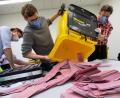 Bild: Sven Hoppe/dpa
Wahlhelfer bereiten im Veranstaltungs- und Ordercenter in München die Auszählung der Briefwahl vor.