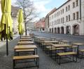 Bild: Wolfgang Steinbacher
Gastronomie und Einzelhandel sollen von dem Maßnahmenpaket ebenfalls profitieren.Für Außenbestuhlungen wie diese, Produkt-Ständer und Kundenstopper werden vorerst keine Sondernutzungsgebühren erhoben.