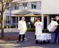 Bild: bkr
Bei der Übergabe der Schutzmasken vor dem Krankenhaus wurde reichlich Abstand eingenommen. Kurz verzichteten Dr. Gerhard Jilge und Ärztliche Direktorin Elisabeth Eißner auf den Mundschutz. Ihr Dank galt Stephan Plannerer für die Unterstützung mit dringend benötigten Atemschutzmasken.