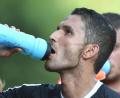 Bild: sport
Ein Schluck auf die weitere Zusammenarbeit. Mo Dal wird auch in der Saison 2020/21 den TSV Erbendorf trainieren.
