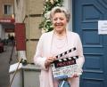 Bild: Steven Mahner/WDR/dpa 
Schauspielerin Marie-Luise Marjan (Rolle "Mutter Beimer") hält am Set vor dem "Restaurant Akropolis" die letzte Klappe der "Lindenstraße".