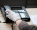 Symbolbild: Daniel Reinhardt/dpa
Das Coronavirus bringt viele Ängste und Sorgen mit sich. Wer jemanden zum Reden braucht, der kann sich auch an Pfarrer wenden. Anne Utz aus Eschenbach ermuntert deshalb dazu, ihre Telefonseelsorge zu nutzen.