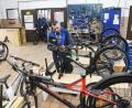 Bild: Gabi Schönberger
Den Reparaturservice darf Ralf Schramek (links) in seinem Fahrradgeschäft noch anbieten. Den erledigt Mitarbeiter Manuel Weigl, während sich die restlichen vier Mitarbeiter in Kurzarbeit befinden.