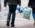 Bild: Kay Nietfeld/dpa
Passanten tragen Toilettenpapier, Wasser und weitere Einkäufe.