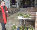 Bild: lg
Neue Wege des Palmbrauchs beschreitet man in Zeiten der Coronakrise: Stadtpfarrer Alfons Kaufmann weiht im leeren Gotteshaus die Palmbüschel, die von Mitgliedern des Katholischen Frauenbundes gebunden wurden.
