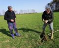 Bild: wec
Georg Straller (links), der Vorsitzende der Erzeugergemeinschaft Qualitätsgetreide, begutachtet mit dem Berater der NU Agrar, Hansgeorg Schönberger, eines seiner Felder in Ipflheim. Stellvertretend für alle Mitglieder befragt er den Fachmann zu den notwendigen nächsten ertragssichernden Maßnahmen.