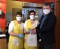 Bild: Ulrike Meixner/exb
Auch in Bäckereien im Stadtgebiet schaute Bürgermeister Martin Birner vorbei, um die Mitarbeiter mit Schutzmasken auszustatten.