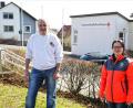 Bild: njn
Ein exakter Abstand von eineinhalb Metern. Der FC-Bayern-Fanclub mit zweiten Vorsitzenden Franz Bauer jun. (links) unterstützt den Einkaufsdienst des BRK mit 500 Euro. Gruppenleiterin Monika Stahl (rechts) dankte - natürlich ohne Händeschütteln - von ganzem Herzen.