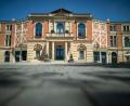 Bild: Daniel Karmann/dpa
Blick auf das Bayreuther Festspielhaus.