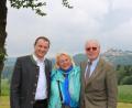 Bild: fz
Der letzte Herzog von Leuchtenberg. Herzog Nicolaus (rechts) stammt aus der russischen Linie der Leuchtenberger. Bürgermeister Anton Kappl (links) freut sich, dass sich die historische Ortsfreundschaft aufgebaut hat.