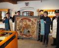 Bild: krb
Der Kreisvorsitzende der Soldatenkameradschaft, Heinrich Scheidler (rechts), freut sich, dass die Fahnen einen Platz im Museum gefunden hat. Mit dabei sind Vorsitzender Engelbert Eckart (links), Henry Rehfeldt (Dritter von rechts), Heinrich Peter (Zweiter von links) und Museumsleiterin Ursel Wiechert (Zweite von rechts). Das Bild wurde vor der Coronakrise aufgenommen.