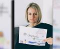 Bild: wro
Das Bild hat die kleine Tochter gemalt. "Den Text habe ich hinzugefügt", erklärte die Wiesauerin Stefanie Pschierer, die sich vor wenigen Tagen mit einer Videobotschaft an die Menschen wandte.