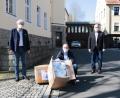 Bild: Stefan Malzer, Landkreis Tirschenreuth/exb
Geschäftsführer Matthias Ziegler vom Erdenwerk Ziegler (Mitte) war volles Risiko gefahren und hatte 2.000 Atemschutz-Masken per Vorkasse in Fern-Ost bestellt. Alles hat geklappt. Dafür dankten Landrat Wolfgang Lippert (links)und Landratsamt-Sprecher Wolfgang Fenzl