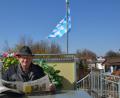 Bild: dob
Auf seiner Loggia bei seinem Eigenheim genießt der Jubilar an seinem Ehrentag die ersten wärmeren Sonnenstrahlen. Die neuesten Informationen holt er sich wie jeden Tag aus der Regionalzeitung "Der neue Tag".