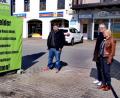 Bild: Thomas Dobler
Unternehmer Wolfgang Meier, Apotheker Thomas Wittleben und seine Frau Gabi, eine Markträtin (von links), vor Meiers großem Transparent auf dem Parkplatz der Ladenzeile. Ihr gemeinsamer Appell: Sich jetzt nicht online eindecken, sondern warten, bis die Einzelhändler, Handwerker und regionalen Geschäfte wieder öffnen. "Helft ihnen danach, durch Eure Einkäufe diese Krise zu bewältigen!"