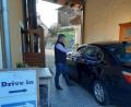 Bild: edo
Einen kreativen Weg, mit dem man Kunden auch in der Coronakrise mit der nötigen Distanz mit Karpfen, Forelle und Schnitzel versorgen kann, geht Christian Lang. Durch das geöffnete Autofenster werden die Speisen am "Drive In"-Schalter des Gasthofs "Zur Holzmühle" gereicht.