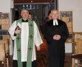 Archivbild: weu
Dekan Kaufmann (links) und Pfarrer Norbert Schlinke haben für Karfreitag eine ökumenische Andacht zusammengestellt, die in den Kirchen abgeholt oder über den Youtube-Kanal „Kirche dahoam“ angehört werden kann.