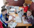 Bild: Teplitzky/exb
Schule findet zur Zeit in vielen Familien am Esstisch statt. Rosa (6b), Benno (8a) und die Zwillinge Leo und Emil (dritte Jahrgangsstufe) beim "Home-Schooling" der Familie Teplitzky.