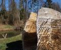 Bild: Stefanie Gradl
Etliche Holzstöckchen fehlen in dem Kunstwerk "Hölzer für die Welt" an den Vilsecker Vilsauen. Die Kunstfrevler schürten damit wohl ein Lagerfeuer.