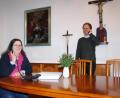 Bild: Gaby Reiml/exb
Mit Corona-Sicherheitsabstand: Pastoralreferentin Susanne Albang und Stadtpfarrer Stefan Wagner sind zwei der Beteiligten bei der ökumenischen Aktion „Bei Anruf Andacht“. Angestoßen hat die Aktion Pfarrer Gerhard Beck.