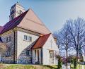 Bild: njn
Ab Samstag läuten täglich um 19.30 Uhr die Glocken der Martin-Luther-Kirche (links) und der Pfarrkirche Mariä-Himmelfahrt (rechts) zum Gebet.