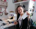 Bild: sck
Sie ist eine von elf Damen: Näherin Alicja Kositorz lässt für „auerbach-hilft.com“ die Nähmaschine surren, um Gesichtsmasken herzustellen.