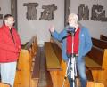 Bild: du
Ein Novum in der Pfarrei Schirmitz: Ab diesem Palmsonntag, 5. April, werden die Gottesdienste per Internet in die Wohnungen der Gläubigen übertragen. Beim Probelauf in der Pfarrkirche besprechen Kameramann Gerhard Loreth (rechts) und Pfarrer Thomas Stohldreier die Einzelheiten.