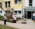 Bild: jma
Pfarrerin Anne Utz und Pfarrer Thomas Jeschner bei der Segnung der Geschenke und Palmbuschen vor dem Seniorenheim. re. Leiter Josef Ott