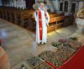 Bild: jr
Pfarrseelsorger Pater Benedikt Leitmayr segnete am Sonntagvormittag in der Konnersreuther Pfarrkirche über 200 Palmbuschen, die im Anschluss durch Mitglieder der KAB zu den Familien gebracht wurden. Mit dem Palmsonntag beginnt die Karwoche, mit der sich die Christen auf das Osterfest vorbereiten.