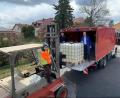 Bild: exb/Krieger
Brennmeister Albert Krieger (rechts) beim Verladen des Alkohols.