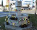 Bild: soj
Mit Blumen, Ostereiern und Osterhasen hat der Trachtenverein den Brunnen am Ebnather Marktplatz verziert.