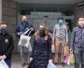 Bild: usc
Rund 600 Gesichtsmasken aus eigener Produktion liefern Vertreter von Round Table (RT) 69 Amberg bei der Annahmestelle in der ehemaligen Stadtsparkasse ab. Rechts der neue RT-Präsident Thomas Wacker; in der Mitte Nicole Asmus, die Vertreterin „Ladies’ Circle“, ein neuer Serviceclub, der bei der Maskenherstellung beteiligt war.
