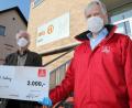 Bild: Wolfgang Steinbacher
Erfreut nimmt Bernhard Saurenbach (links) den Spendenscheck der IG Metall aus der Hand von Horst Ott entgegen.